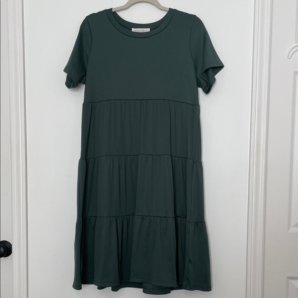 Brass & Roe Summer Ribbed Tiered Dress Dusty Sage size Medium NWT - Picture 2 of 11